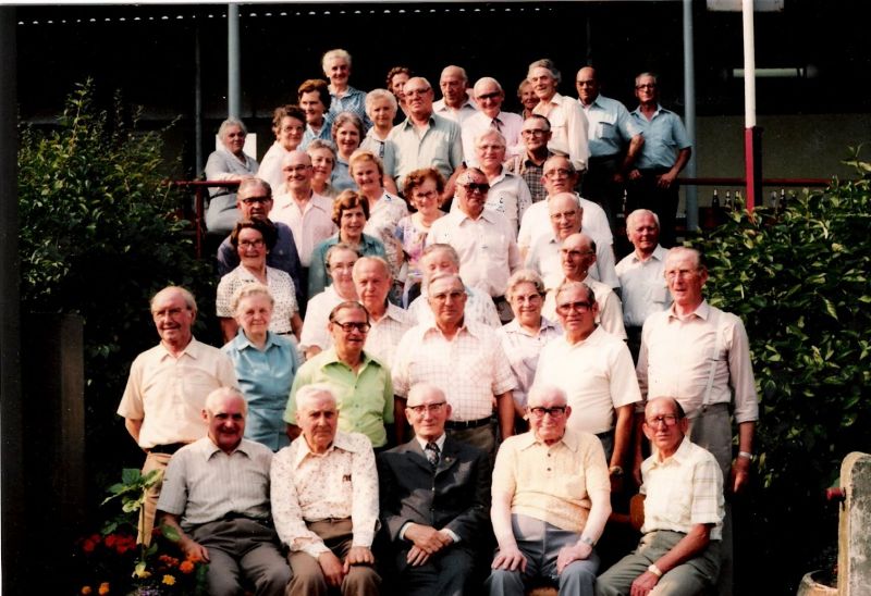 Gruppenfoto-auf-der-Treppe-am-Sportplatz