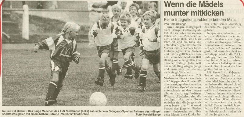 2000er-Fussball-Junioren-Maedels-kicken-mit